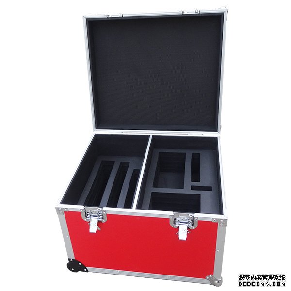 Communications equipment flight case with wheels and pull out handle